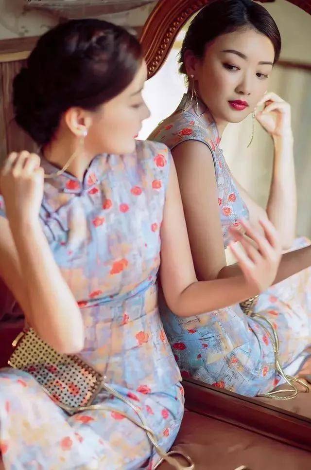 画面感|穿旗袍还摆剪刀手?学会这几个“做作”的拍照姿势,美成画中人