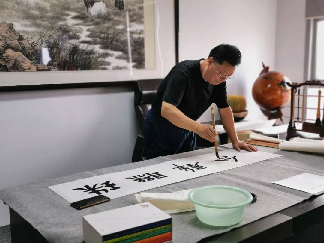 河南省人力资源和社会保障厅职称处原处长李群成一行参观展览馆