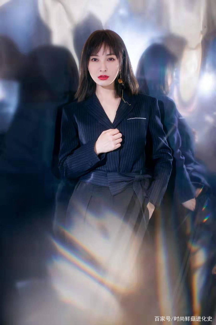 设计|36岁吴昕早该这么穿！一袭黑色条纹西装A爆，1米62却有好大气场