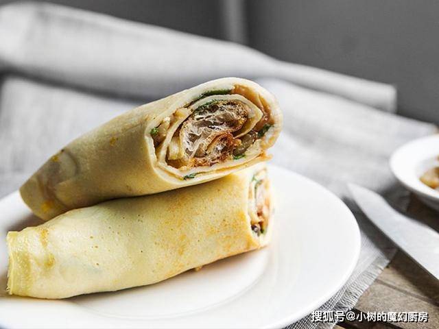 小吃摊|想吃煎饼果子不用出去买了，在家这样做，三分钟摊一个，太好吃了