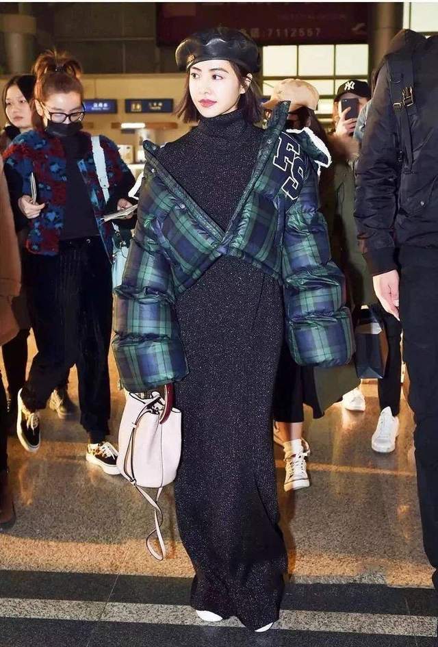 颜色|真正穿衣讲究的女人，都喜欢羽绒服里面搭裙子，时髦有型又不显胖