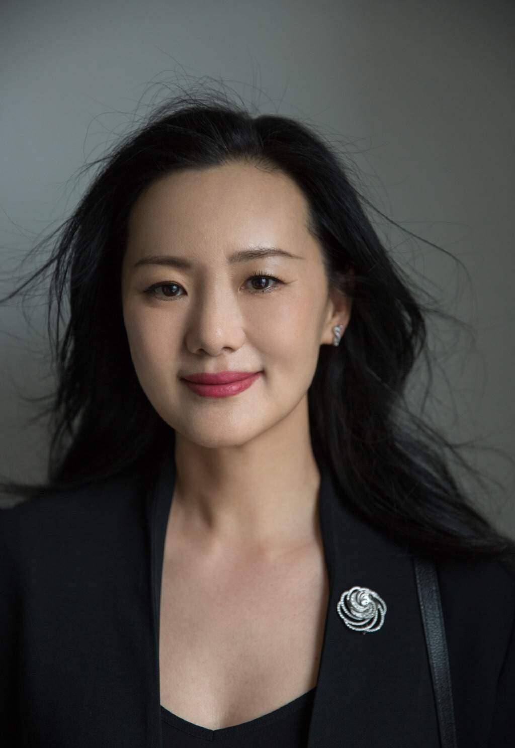 元素|咏梅素颜走机场，大衣配花丝巾优雅大气，这才是阿姨辈该有的样子