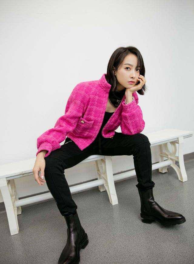 显得|金鹰女神宋茜是个“靴子控”，不管搭裙子还是裤子，时髦又显腿长