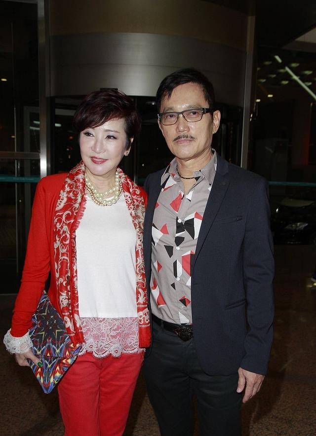 整体|谢霆锋妈妈69岁还是很有气质，穿搭端庄优雅贵气，不愧是豪门阔太