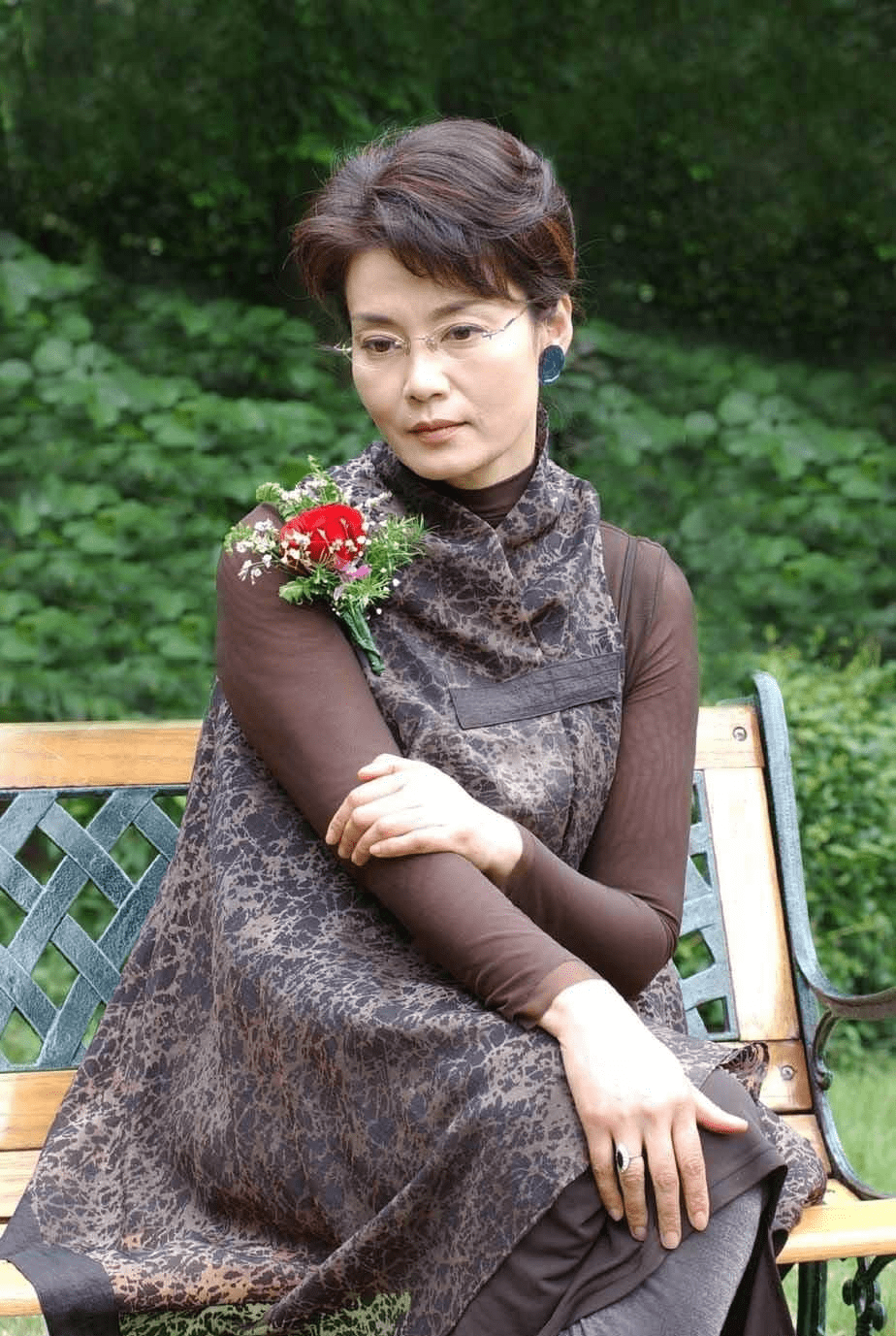 身材|潘虹无惧变老,素颜配“奶奶裙”出席活动,有皱纹也不影响气质美