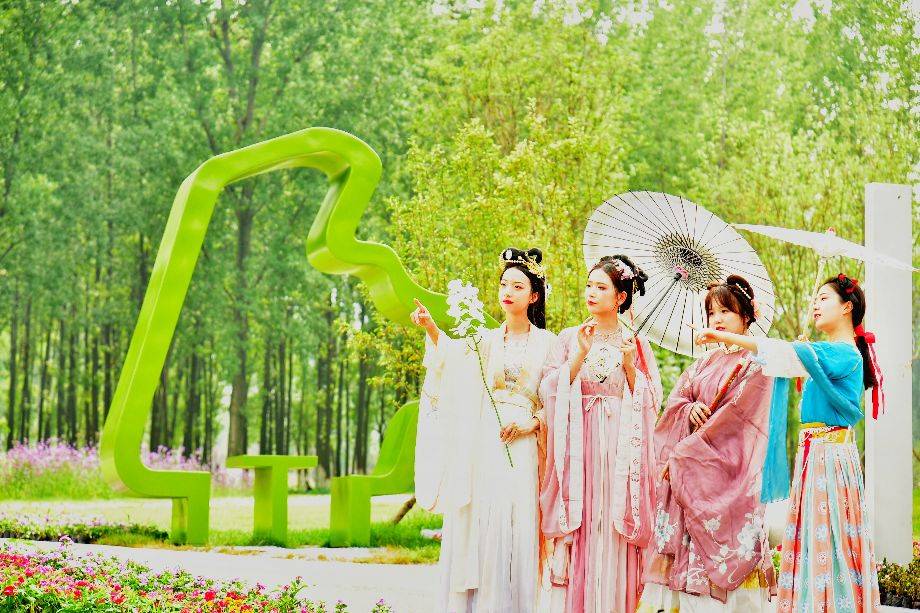 汉服爱好者齐聚三河一山打卡,体验多元驿站服务