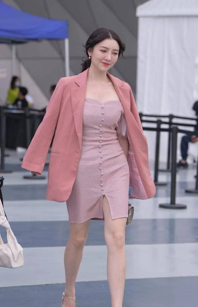 个性|连衣裙体现气质，日常着装的风格显得个性又有型，唯美动人