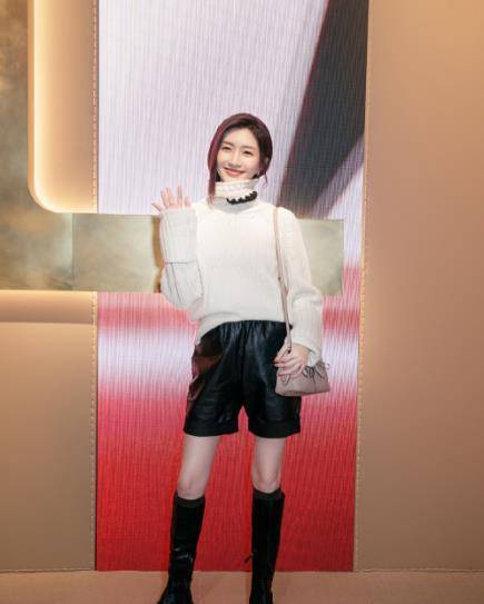 曲线|江疏影粉色衬衫好温柔，搭配漆皮红裙更气质，小腿曲线太真实