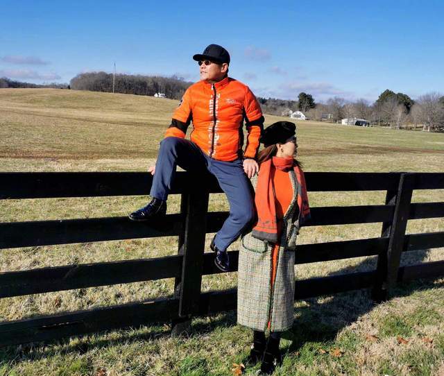 周立波|周立波老婆眼光独到，暗纹外套突出时尚身材，戴英伦礼帽像个贵妇