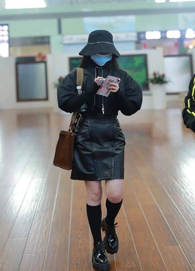 个性|张靓颖恋爱后大变样,穿露脐装配短裙长袜做学生妹,牵男孩太调皮