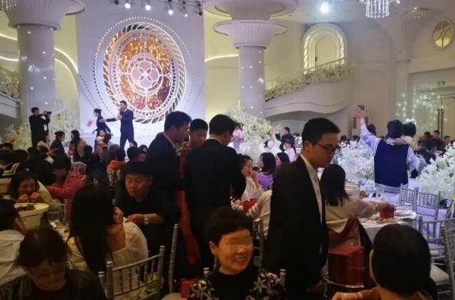 徽州宴如今生意火爆,主厨:老板娘不会道歉,徽州宴更不会倒_邹某