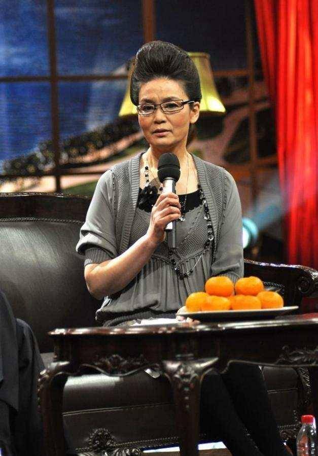 身材|潘虹无惧变老,素颜配“奶奶裙”出席活动,有皱纹也不影响气质美