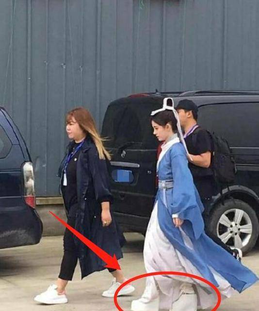 夏天|鞠婧祎身高成迷，夏天穿及膝靴子，网友吐槽像踩高跷