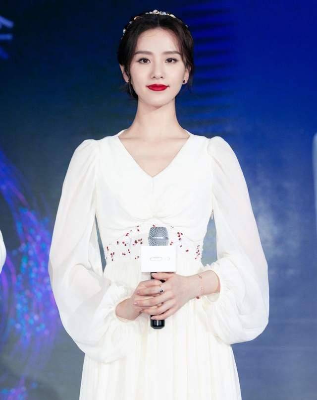 长发|刘诗诗简直是白衬衫女神，简单搭配就很美，网友：美貌颜值大暴击