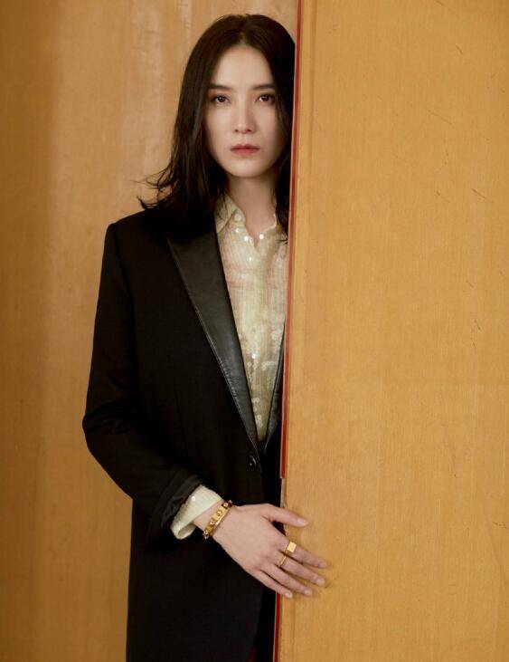 杨千嬅|西装是奔四奔五女人的“时尚战袍”，杨千嬅御姐范，宋佳美到犯规