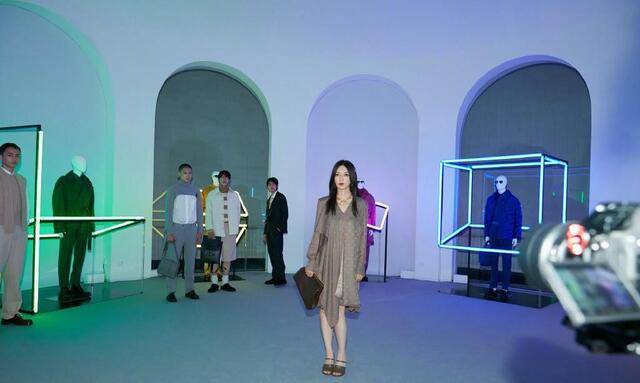 颜色|赵薇气质出挑，穿“睡裙”也能轻松遮肉，撑得住大众的眼光