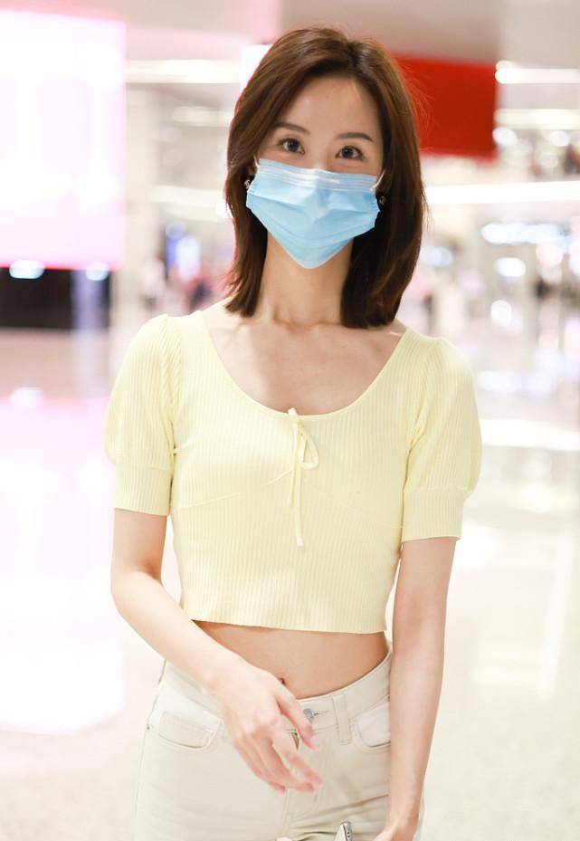 黑色|陈都灵真的好水灵，穿嫩黄色针织短袖，好有“氧气少女”的感觉
