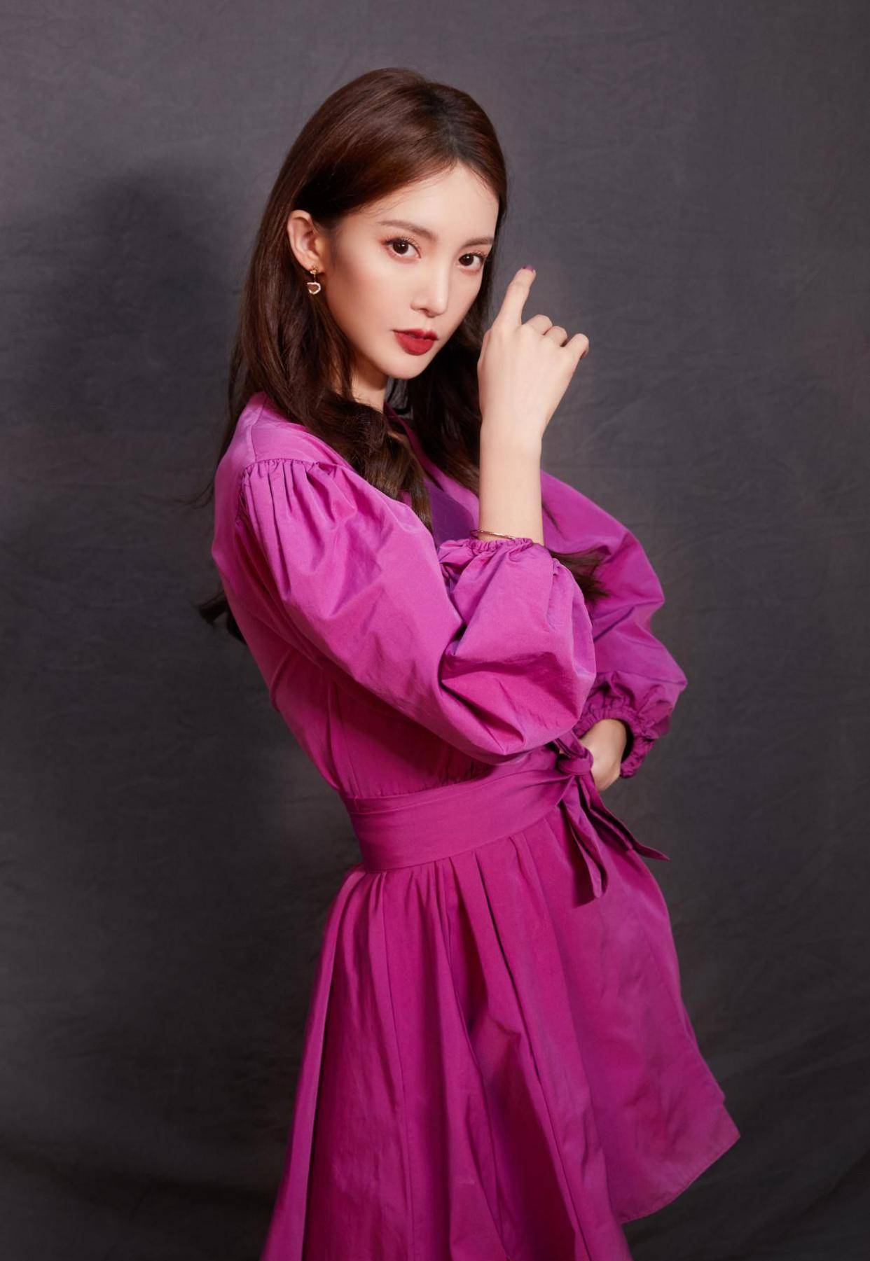 迷彩|金晨参加女儿们的恋爱，一袭粉色方领裙甜美动人，满满的女神范