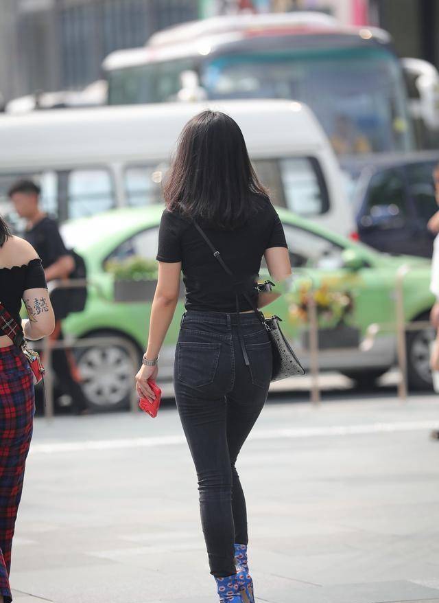 黑色|黑色深v上衣搭配黑色打底裤，真正高级，穿出仙女感。