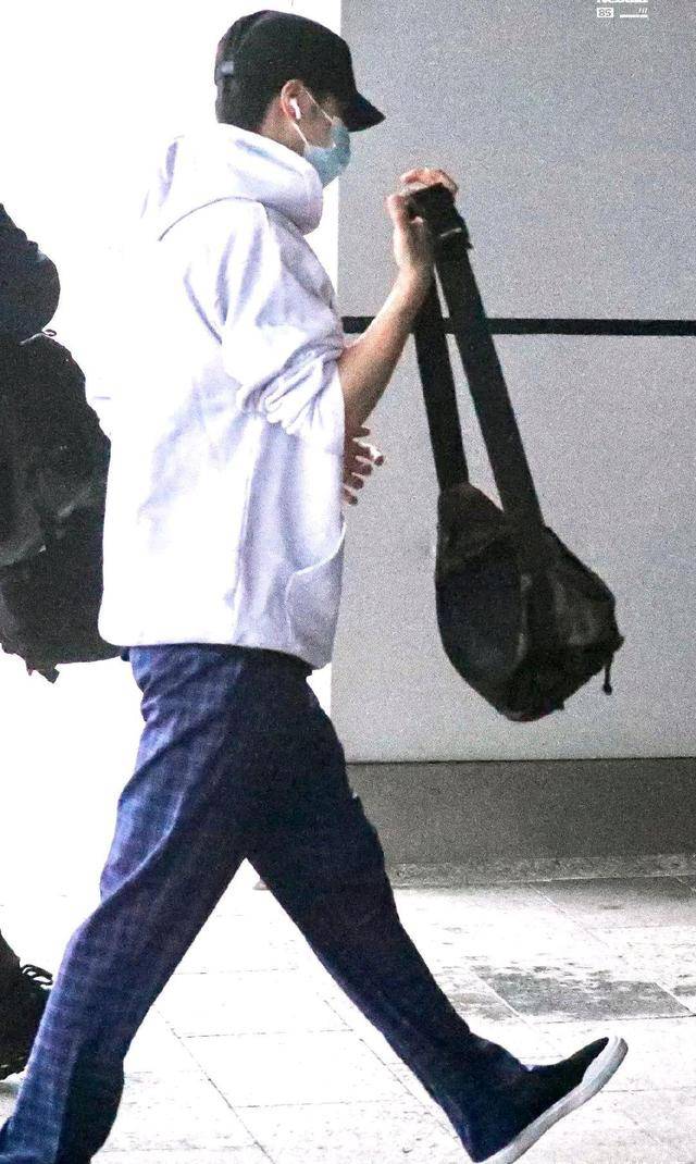 出圈|王一博私服又出圈，粉丝疑问：为什么每次都能把自己穿成五五分？？