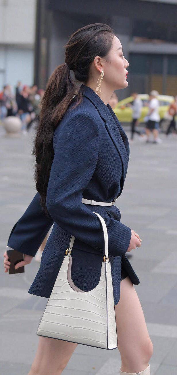 御姐|蓝色西装外套搭配白色长靴，时髦精致，御姐范儿十足