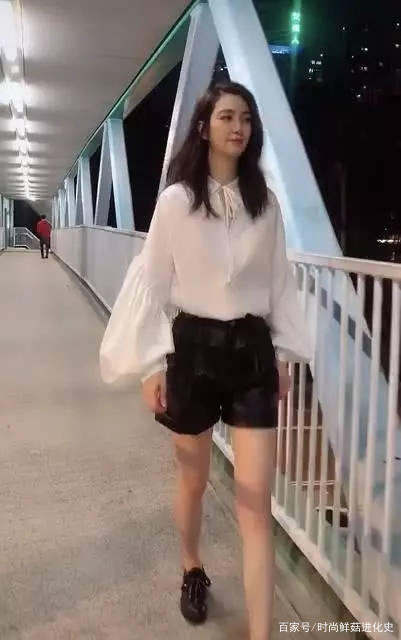 黑色|48岁洪欣深夜博眼球？穿短裤光腿跳舞，街上空无一人却疯狂秀身材