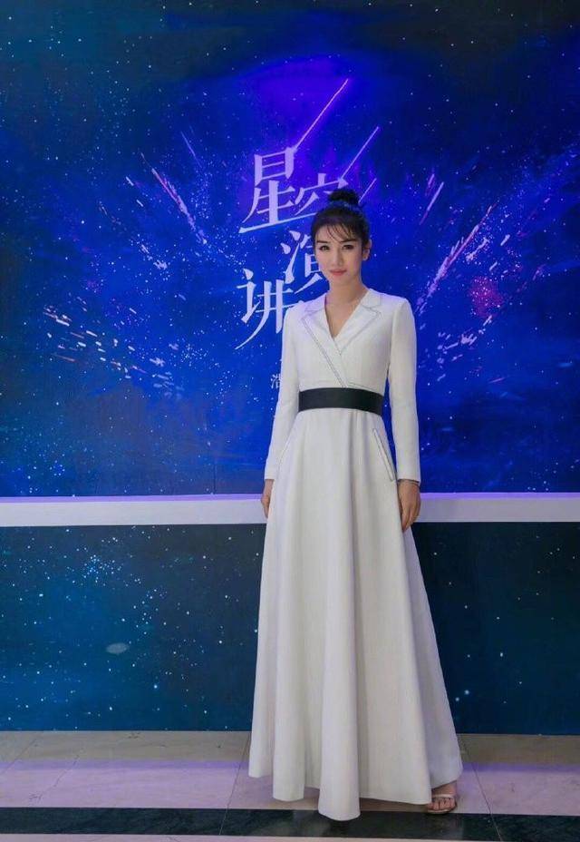黄奕|黄奕终于想开了！穿紫卫衣+字母头巾嫩如初恋，同框7岁女儿像姐妹