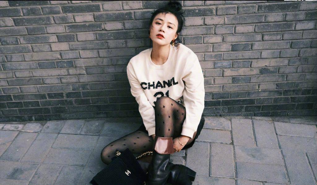 黑色|马思纯被爆恋爱后首露面太壮硕，穿西装像“壮士”，被刘嘉玲艳压