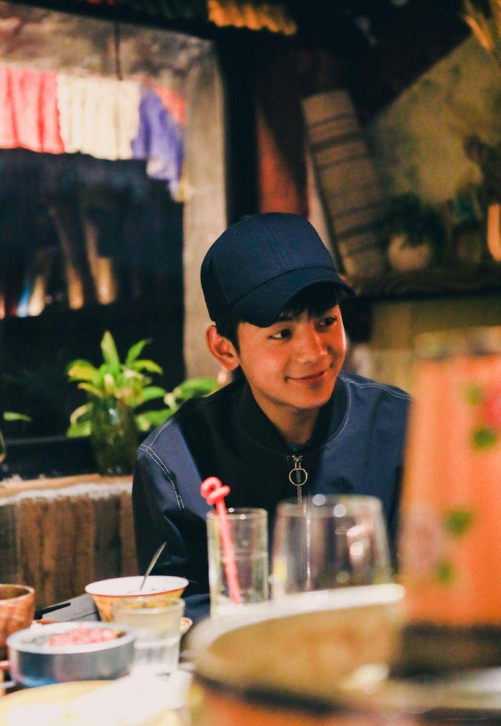 路人镜头下丁真不太一样,身材纤瘦满满少年感,但总算有了明星范