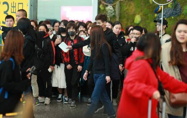 帆布鞋|田馥甄卫衣搭牛仔裤简装出行实在接地气