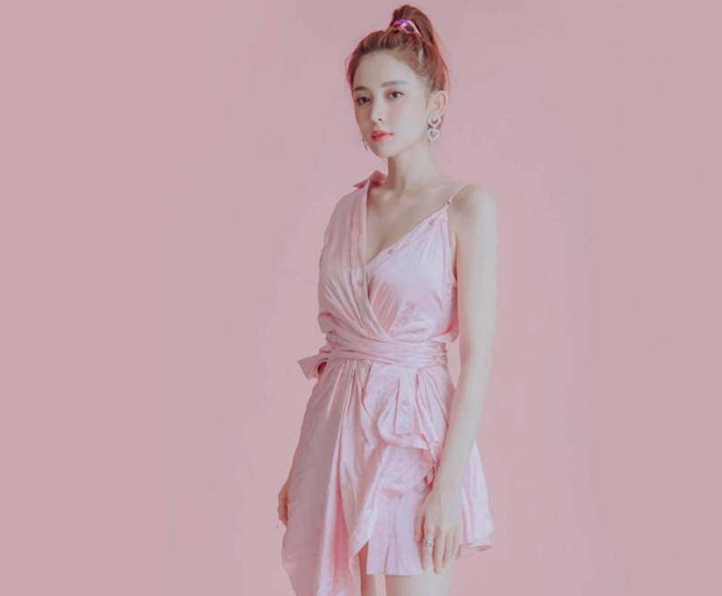 身材|古力娜扎撞衫迪丽热巴，两位新疆女星同穿粉色绸缎裙，谁更胜一筹