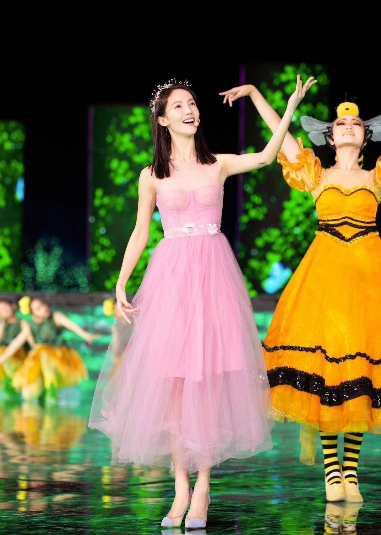 迷彩|金晨参加女儿们的恋爱，一袭粉色方领裙甜美动人，满满的女神范