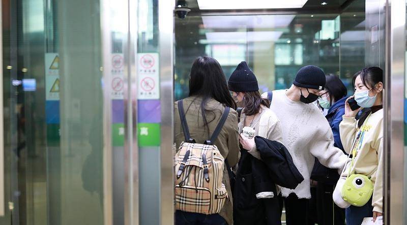 个性|疑似恋爱？“乔英子”李庚希和男友人走机场，友人粉发美甲太抢眼