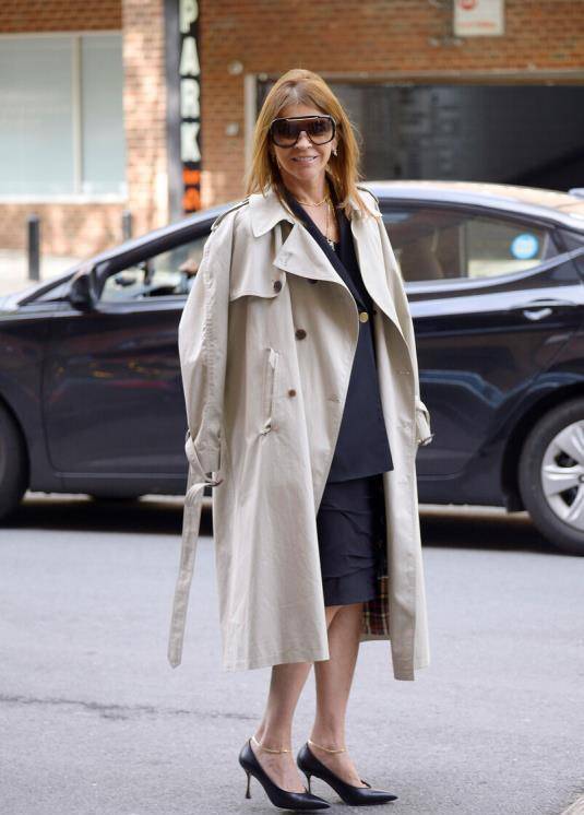 浅色|秋季别只穿牛仔外套了，这件“浅色风衣”才高级，尽显御姐范