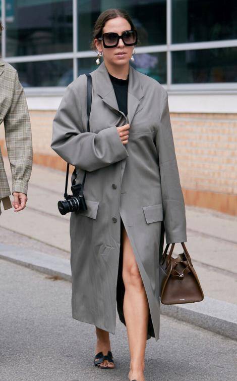 浅色|秋季别只穿牛仔外套了，这件“浅色风衣”才高级，尽显御姐范