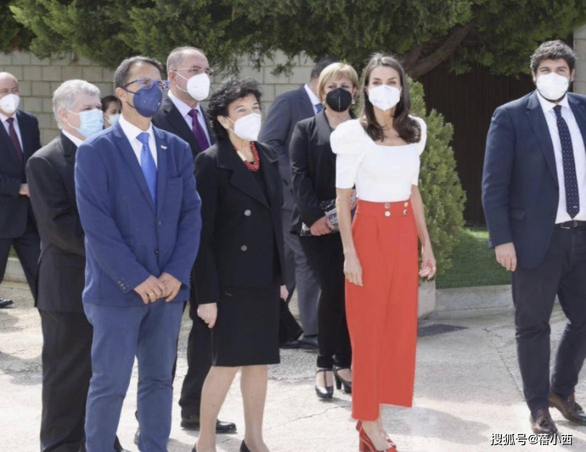 效果|又被西班牙王后惊艳到了，穿印花连衣裙高贵优雅，好气质不惧年龄