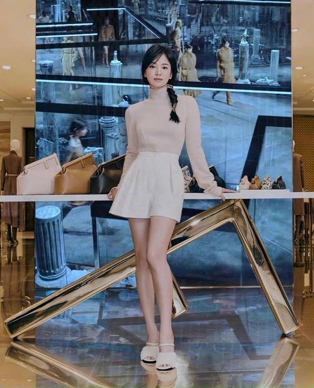yyds|宋慧乔才是“女神圈”yyds，穿打底衫配白色短裤，长腿细腰绝了！