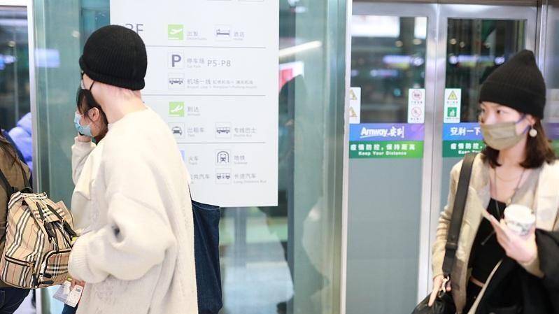个性|疑似恋爱？“乔英子”李庚希和男友人走机场，友人粉发美甲太抢眼