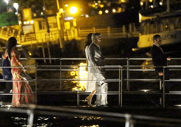 身材|克鲁尼最美律师妻子怀二胎！穿褶皱裙挺孕肚，身材不像生过龙凤胎