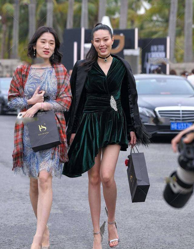 御姐|绿色丝绒连衣裙，搭配流苏西服外套，彰显精致优雅的御姐气质