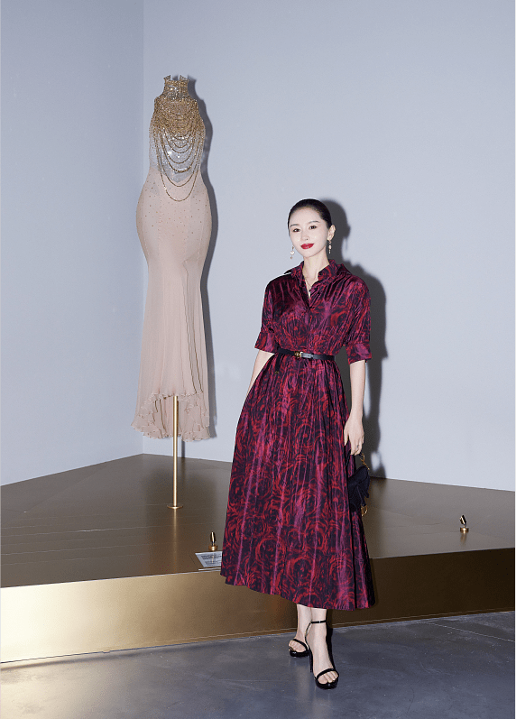 颜色|看不出王子文已经当妈了，虽然裙子颜色显老，但看身材还有少女样