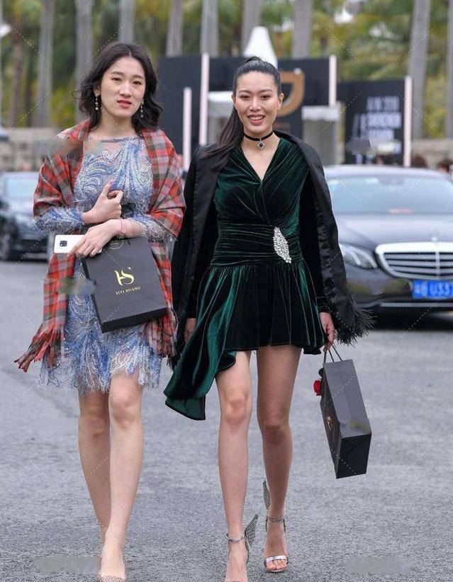 御姐|绿色丝绒连衣裙，搭配流苏西服外套，彰显精致优雅的御姐气质