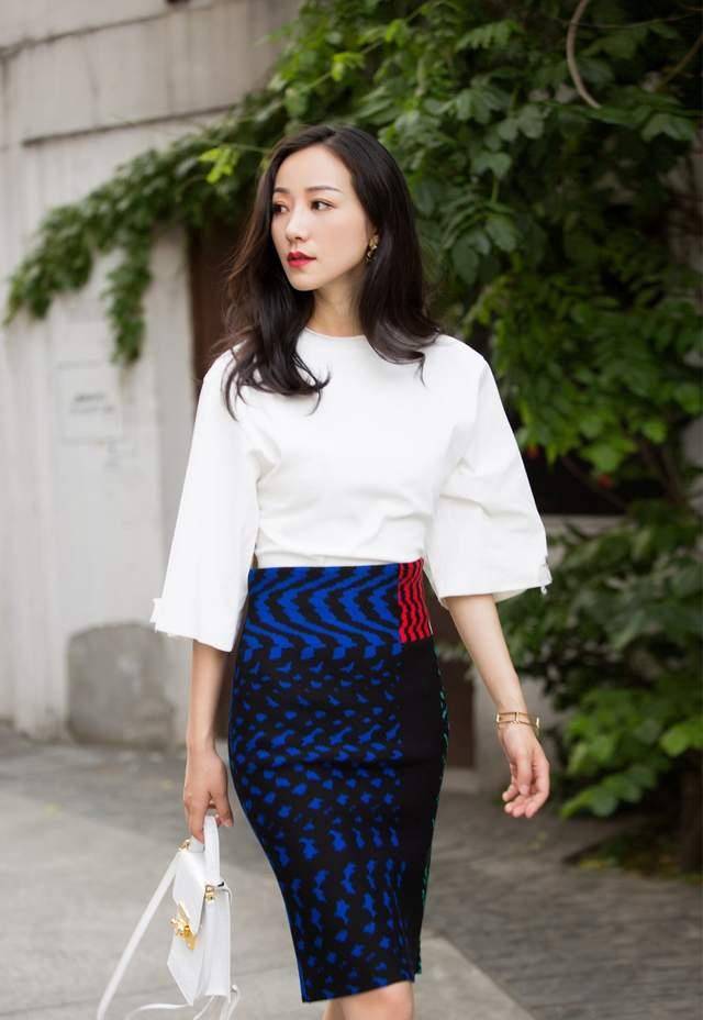 一身|韩雪身穿T恤配撞色半裙高雅显气质，而皮夹克配紧身裤帅气潇洒！