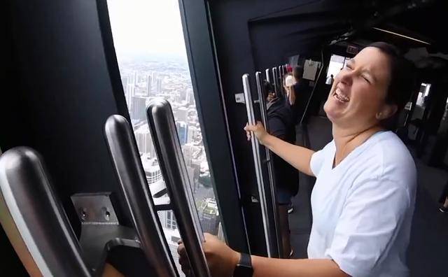 美国最惊险的观景台，透明玻璃体验94层楼坠落，堪比蹦极！