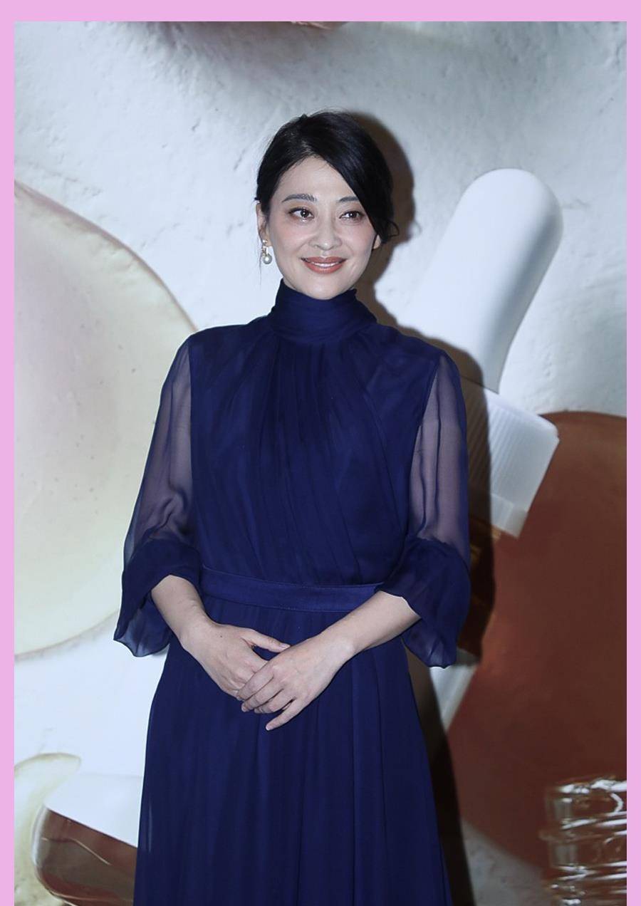 那一种|梅婷走机场成了大妈，穿碎花衬衫踩布鞋，双膝皱纹真实但气质好！