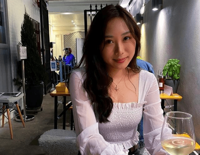 李丽珍|李丽珍女儿近照，穿吊带性感身材不输妈妈，爸爸同款龅牙拉垮颜值