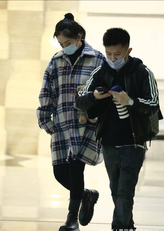 身材|谢娜怀孕后更会穿，宽松格子外套扎丸子头，小腿细得像竹竿