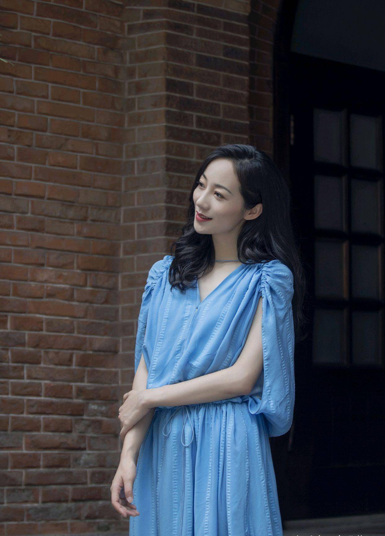 韩雪|韩雪的气质迷人，穿蓝色连衣裙巧用“细线”来点缀，高级又不单调