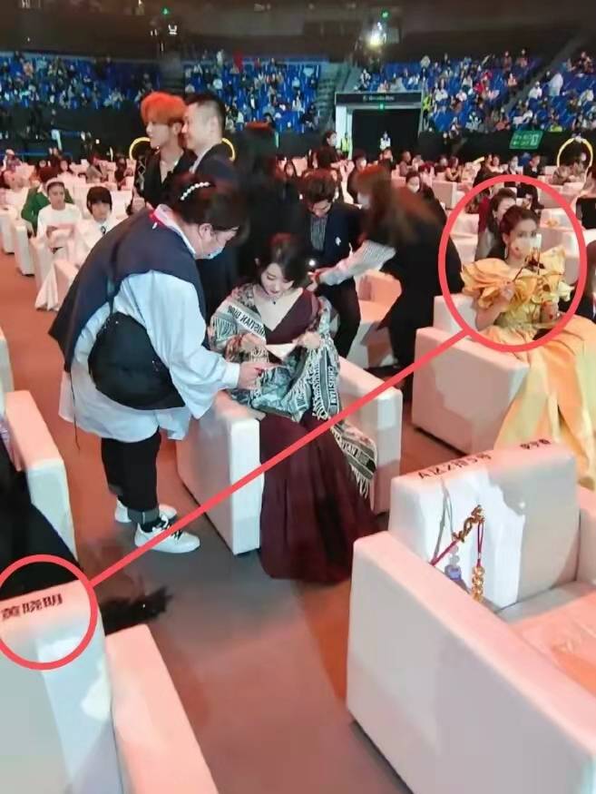 黑色|baby穿情侣装低调现身，黄晓明发博比心隔空秀恩爱，辟谣传闻？