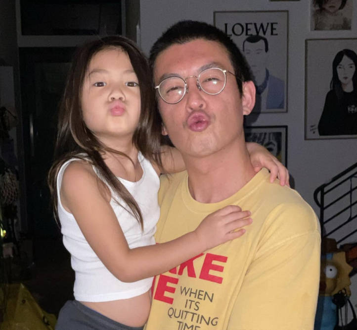 阿拉亚|秦舒培母女拍广告，Alaia活泼灵动拍摄专业，高颜值被赞像陈冠希